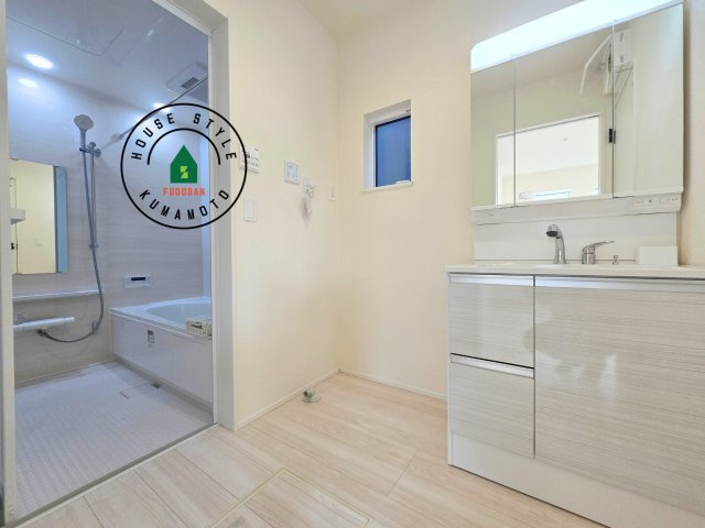 上益城郡益城町広崎第1-4棟（3号棟）の脱衣所|ゆとりの洗面スペースで朝の身支度もスムーズに。暮らしを快適に変えるシャワー付洗面台です！