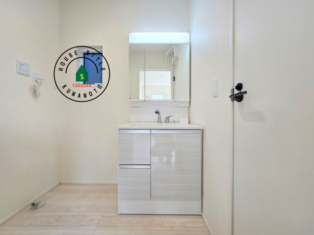 上益城郡益城町広崎第1-4棟（3号棟）の独立洗面台|毎日使うものだから清潔な空間を保ちたい水回り。洗面にはそんな願いを解消させてくれる収納アイデアが満載です。三面鏡の裏側にはキャビネットが現れ小物から背の高い物まで収納できます。