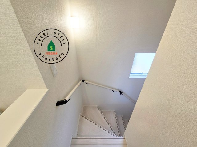 上益城郡益城町広崎第1-4棟（3号棟）の内装|＜手すり付階段＞手すりがないと階段の昇り降りで危険なことはもちろん、壁に手をつきながら歩くことで壁紙が汚れやすくなります。すべての方に快適に昇り降りしていただくため、手すりを設置しました。