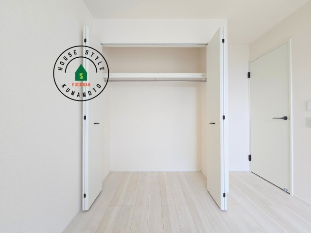 上益城郡益城町広崎第1-4棟（3号棟）の収納|洋服や大きな荷物が多い方や人数の多いご家族などは、一般的なクローゼットよりもウォークインクローゼットのほうが使い勝手が良いです。