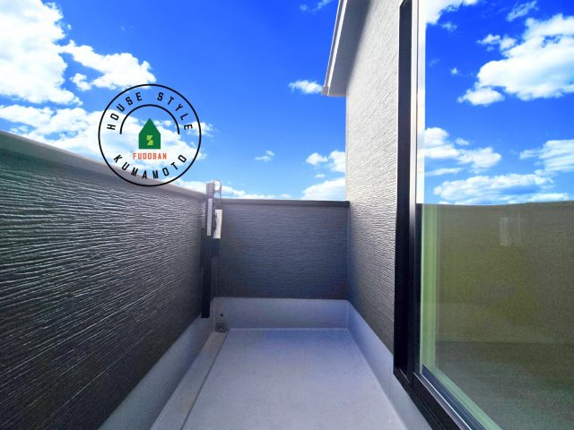 上益城郡益城町広崎第1-4棟（3号棟）のバルコニー|風をしっかりと感じられるバルコニーでは、毎日が洗濯日和です。広々としているので洗濯も楽しくなるでしょうし、気分転換にバルコニーからの眺めを楽しむのもいいでしょう。