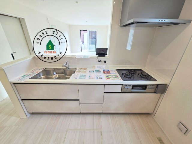 上益城郡益城町広崎第1-4棟（3号棟）のキッチン|ご家族を近くに感じられる対面キッチンのLDK。会話もはずみそうですね。