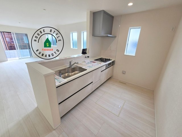 上益城郡益城町広崎第1-4棟（3号棟）のキッチン|ダイニングテーブルへの配膳がラクラク、お料理はかどるカウンター付きシステムキッチン！