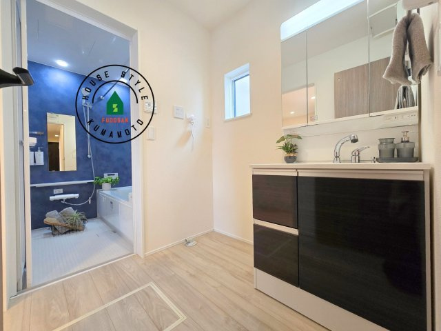 上益城郡益城町広崎第1-4棟（4号棟）の脱衣所|ゆとりの洗面スペースで朝の身支度もスムーズに。暮らしを快適に変えるシャワー付洗面台です！