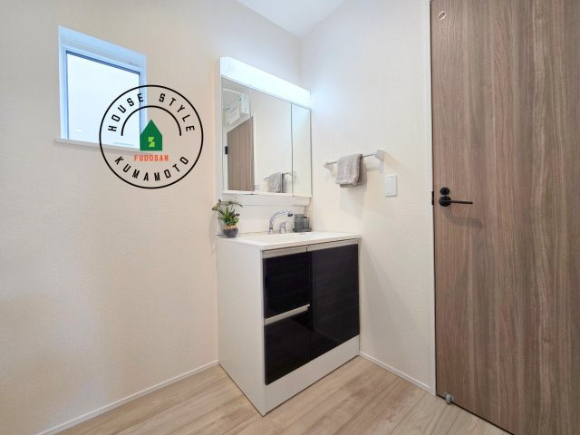 上益城郡益城町広崎第1-4棟（4号棟）の独立洗面台|毎日使うものだから清潔な空間を保ちたい水回り。洗面にはそんな願いを解消させてくれる収納アイデアが満載です。三面鏡の裏側にはキャビネットが現れ小物から背の高い物まで収納できます。