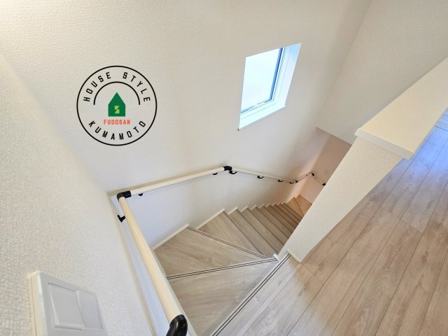 上益城郡益城町広崎第1-4棟（4号棟）の内装|＜手すり付階段＞手すりがないと階段の昇り降りで危険なことはもちろん、壁に手をつきながら歩くことで壁紙が汚れやすくなります。すべての方に快適に昇り降りしていただくため、手すりを設置しました。