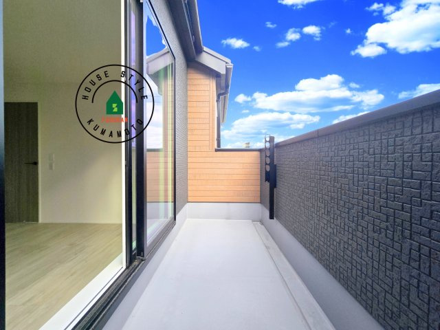 上益城郡益城町広崎第1-4棟（4号棟）のバルコニー|風をしっかりと感じられるバルコニーでは、毎日が洗濯日和です。広々としているので洗濯も楽しくなるでしょうし、気分転換にバルコニーからの眺めを楽しむのもいいでしょう。