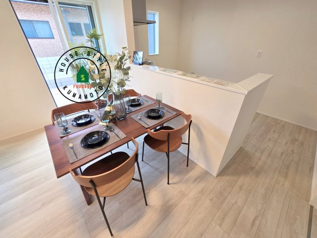 上益城郡益城町広崎第1-4棟（4号棟）のダイニング|キッチンから立ち込める香りが今日の料理を期待させます。