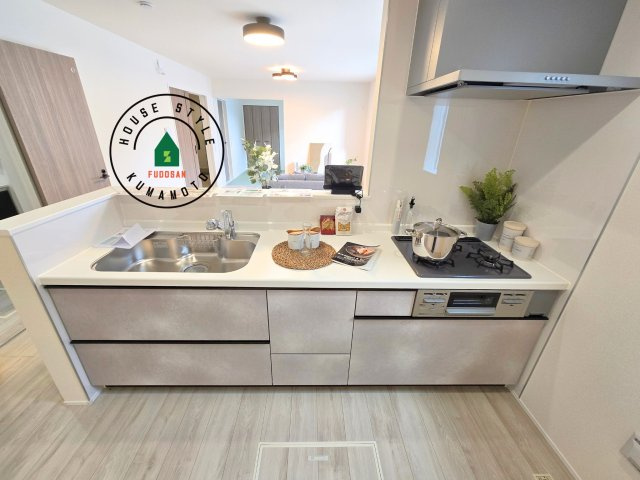 上益城郡益城町広崎第1-4棟（4号棟）のキッチン|ご家族を近くに感じられる対面キッチンのLDK。会話もはずみそうですね。