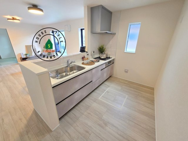 上益城郡益城町広崎第1-4棟（4号棟）のキッチン|ダイニングテーブルへの配膳がラクラク、お料理はかどるカウンター付きシステムキッチン！