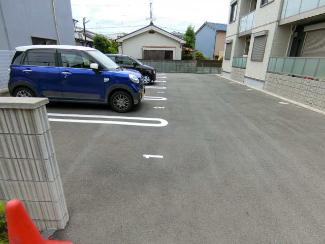 シャーメゾンエストの駐車場
