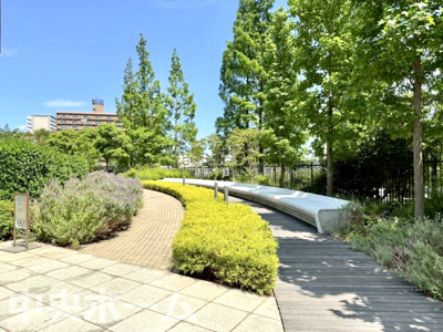 【中庭】 | ビーコンタワーレジデンス | 敷地内には緑が多く住環境良好です