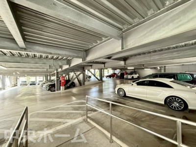 【駐車場】 | ビーコンタワーレジデンス | 【敷地内駐車場】最新の空き状況や費用などの詳細は担当スタッフまでお問い合わせください。