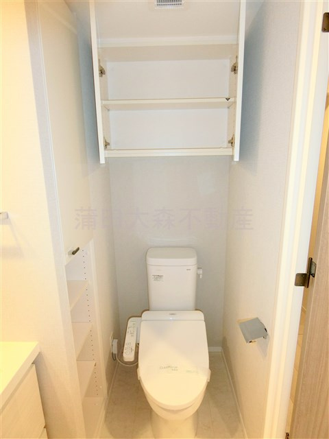 パークリュクス蒲田1丁目のトイレ|吊戸棚と温水洗浄便座付きのトイレ