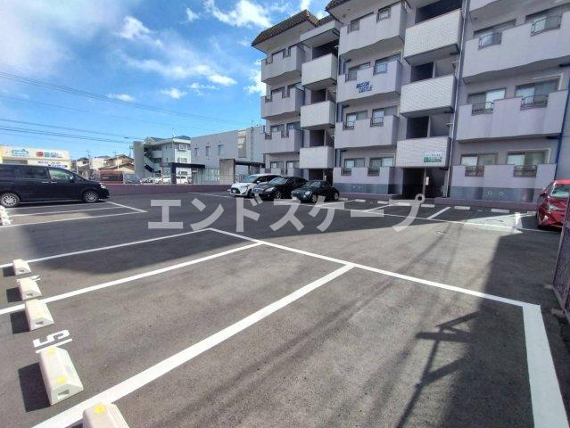 メゾンキャッスルの駐車場|高崎、前橋のお部屋探しはエンドスケープまで！お客様の理想お聞かせ下さい♪