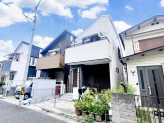 【外観】 | 練馬区南大泉2丁目　中古戸建 | 
洗練されたデザインの外観。前面道路はゆったり設計。車庫入れもスムーズで、お子様の外遊びも安心の環境です。素敵な暮らしを始めませんか。