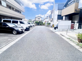 【周辺】 | 練馬区南大泉2丁目　中古戸建 | 南側道路接道部分は幅員約５ｍ、駐車も楽におこなう事が可能です。
広々としたアプローチと駐車場で、毎日の車の出し入れもストレスフリー！
開放感あふれる閑静な住宅街。