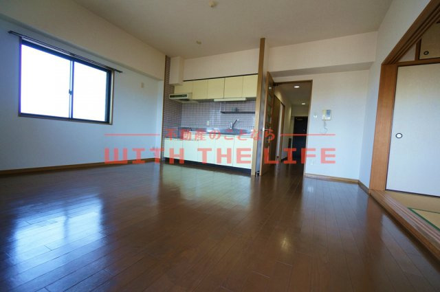 アメニティハイツ杏栄館【10,00円キャッシュバック対象物件】の居間・リビング|ゆったり過ごせる居間です