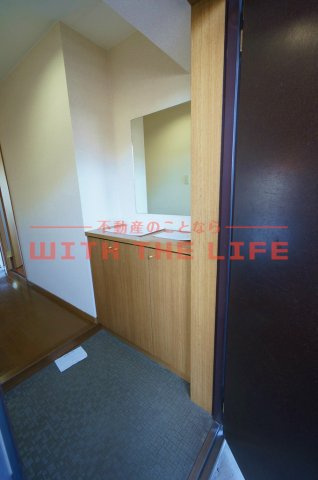 アメニティハイツ杏栄館【10,00円キャッシュバック対象物件】の玄関|収納もある玄関です