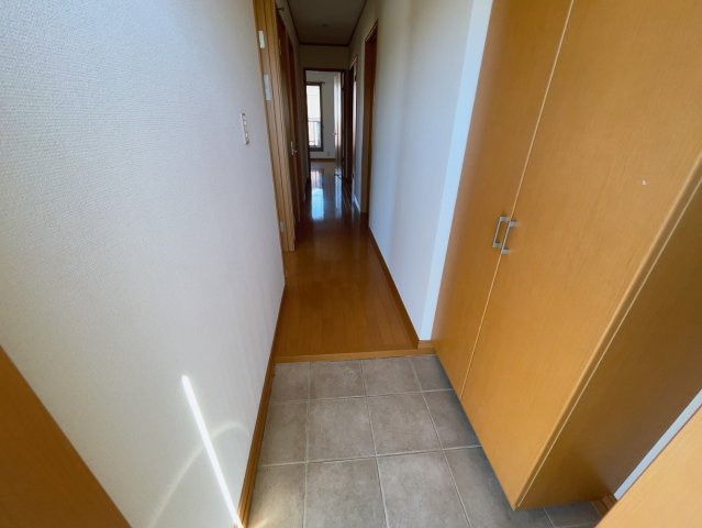 すまいる共和西の玄関|別部屋同一間取りのお写真となります。