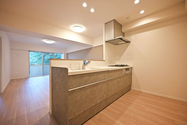 シーアイマンション第2甲陽園のキッチン|対面式キッチンを採用しているため視界は広く、ご家族間やご来訪者とのコミュニケーションも一体的に取り易くなっております。