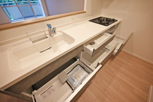 シーアイマンション第2甲陽園のキッチン|ワークトップは十分な広さがあるW2550タイプ。調理台下いっぱいに収納を設け、包丁のホルダーや調味料専用の引き出しも備えています。