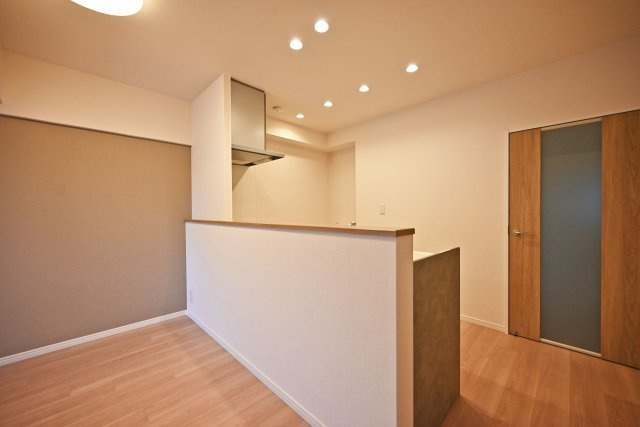シーアイマンション第2甲陽園のキッチン|コンロ前袖壁付カウンター造作のキッチンです。上部にはダウンライトを採用し、作業性を確保。