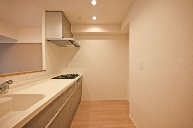 シーアイマンション第2甲陽園のキッチン|リフォームの際に対面式キッチンに変更致しました。小さなお子様のいるご家族もリビングの様子を見守りながらお料理出来て安心◎収納もたっぷりあるので、いつもすっきりと清潔な印象を保てます。