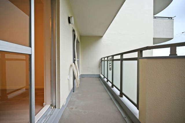 シーアイマンション第2甲陽園のバルコニー|南西バルコニーでいつもふかふかの洗濯物◎ 暖かな陽射しや爽やかな風を存分に取り込みお部屋に開放感をもたらします。