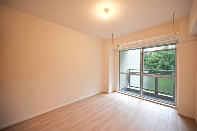 シーアイマンション第2甲陽園の洋室|-洋室6帖-
リビングに隣接した洋室の内観写真です。
上部には室内物干しユニットが搭載されています。