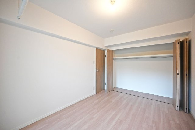 シーアイマンション第2甲陽園の洋室|-洋室6帖-
各居室、収納庫内には枕棚とハンガーレールを配置しています。 限られた収納スペースでもすっきりと片付けることが出来ます。