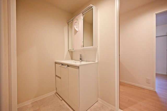 シーアイマンション第2甲陽園の独立洗面台|明るい洗面化粧台で、毎朝の支度もはかどります。 鏡裏と洗面台下に収納があり、日用品やスキンケア用品などもたくさんしまえてすっきりとした空間を保つことができます。