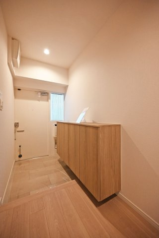 シーアイマンション第2甲陽園の玄関|玄関を廊下側から撮影した内観写真です。
シューズボックス付きで、来客時にも綺麗な玄関を保つことができます。