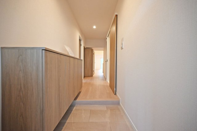 シーアイマンション第2甲陽園の玄関|玄関に入ってすぐの内観写真です。
シューズボックスつきなので、家族の靴もすっきり収納できます。 靴箱の上にはインテリアなどを飾っておいたりと、自由にカスタマイズして楽しむことができます。