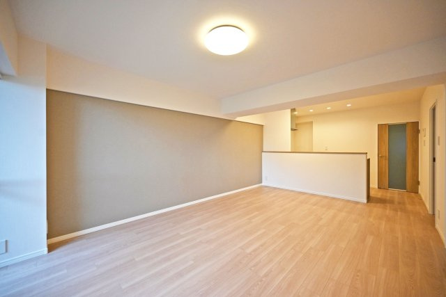 シーアイマンション第2甲陽園の居間・リビング|LDKは約14.5でダイニングテーブルやソファーを設置しても十分な広さです！壁一面にアクセントクロスが採用されており、LDKがとても華やかな空間となっております。