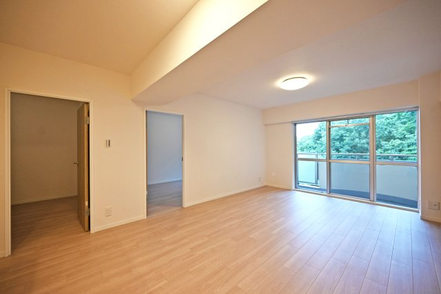 シーアイマンション第2甲陽園の居間・リビング|ダイニングテーブルやソファーを設置しても十分な広さとなっております。収納や家具の配置、インテリアコーディネートがしやすいです。