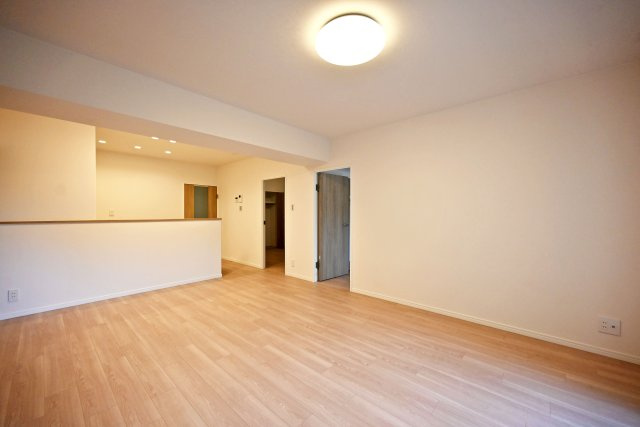 シーアイマンション第2甲陽園の居間・リビング|ナチュラルテイストな内装はどんな家具も合わせやすく、お好みのインテリアコーディネートをお楽しみいただけます。