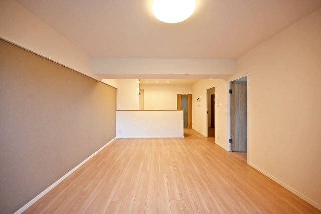 シーアイマンション第2甲陽園の居間・リビング|LDKをリビング側から正面に撮影した内観写真です。
奥行きがある縦長リビングなので、収納や家具の配置、インテリアコーディネートがしやすいです。