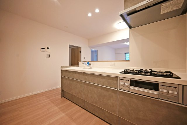 シーアイマンション第2甲陽園のキッチン|収納豊富×機能性充実のシステムキッチン◎ 3口コンロとグリル付きで、お料理の幅が広がる嬉しいキッチンです。新生活をピカピカのキッチンでスタートできるのは嬉しいですね！