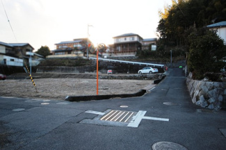 【前面道路含む現地写真】 | 大津市和邇高城43,45-1　売土地 | 敷地北西から道路と隣地越し