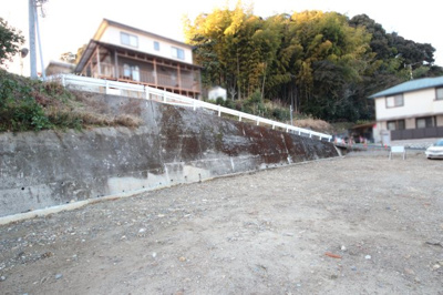 【周辺】 | 大津市和邇高城43,45-1　売土地 | 東側道路と高低差があります