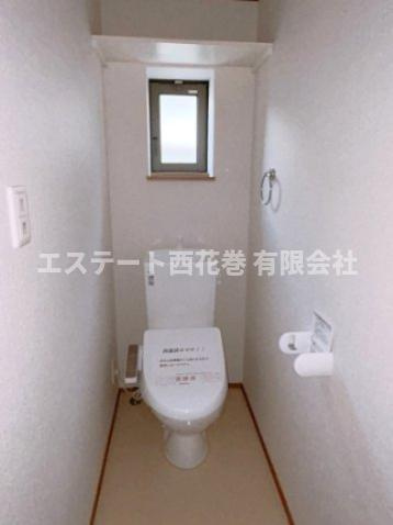 カルムＳＳのトイレ|洗浄機能付き暖房便座、収納棚もあります。