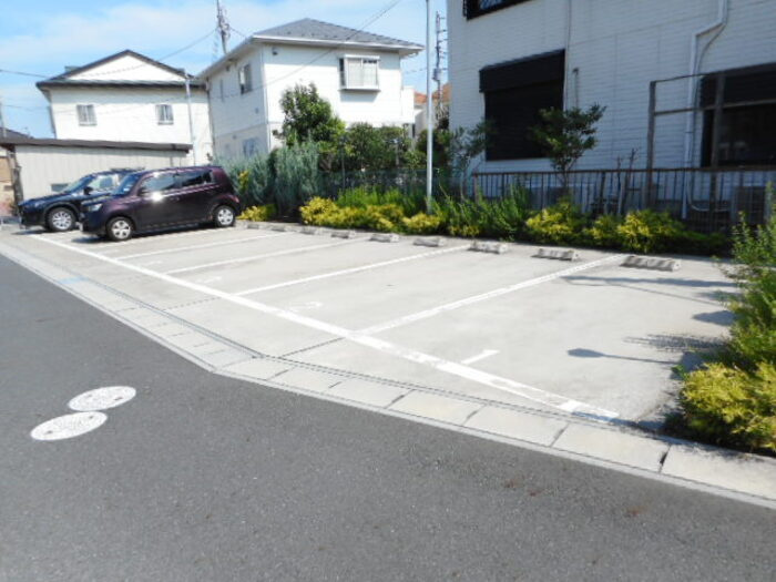 クレシェンテ市川の駐車場