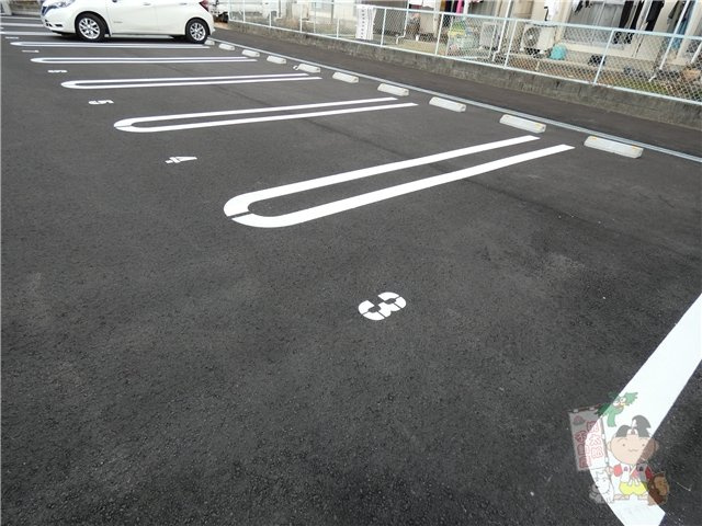 マーメゾン新福の駐車場