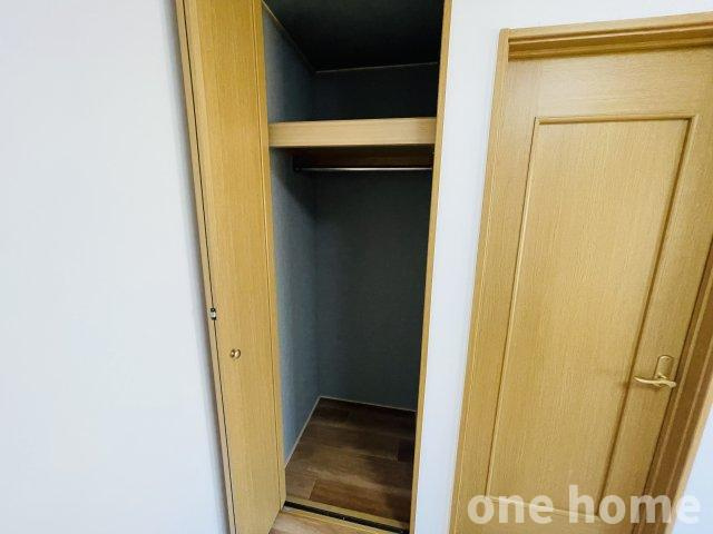 野中南2丁目中古戸建の収納|◆3階 約6.0帖洋室 収納です！小ぶりですが、ハンガーパイプ×枕棚付で収納がしやすいです！
◆令和7年6月室内リフォーム完了！手直しなしでお住まいいただけます！