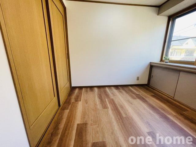 野中南2丁目中古戸建の洋室|◆3階 約4.5帖洋室です！出窓があり、植物を飾るなどして楽しめます！
◆【即日内覧会開催中】ご自宅や最寄り駅などで送迎が可能です。ご希望をお申し付けください！