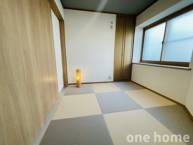 野中南2丁目中古戸建の和室|◆2階 約5.0帖和室です！モダンな琉球風畳を使用しており、お洒落で落ち着きのある優しい空間です！
◆和室は一部屋あれば来客用やお子様のお昼寝場所に重宝します！