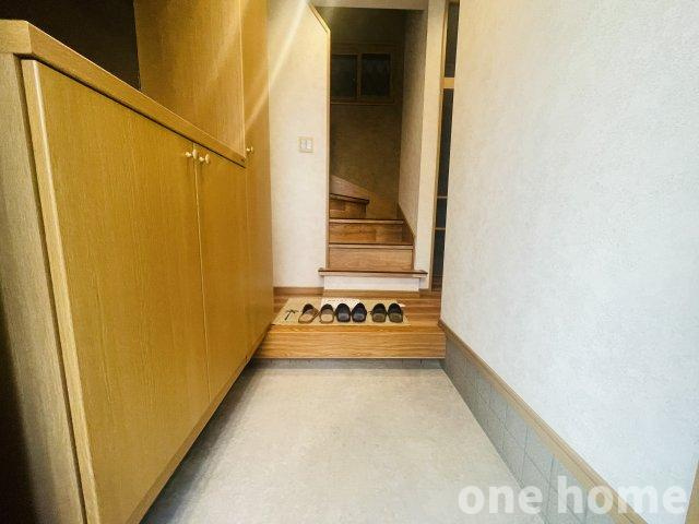 野中南2丁目中古戸建の玄関|◆玄関にはシューズボックス完備！棚部分は鍵置場としたり、お好みのインテリアを置いたり、自分好みの空間づくりを楽しめます♪