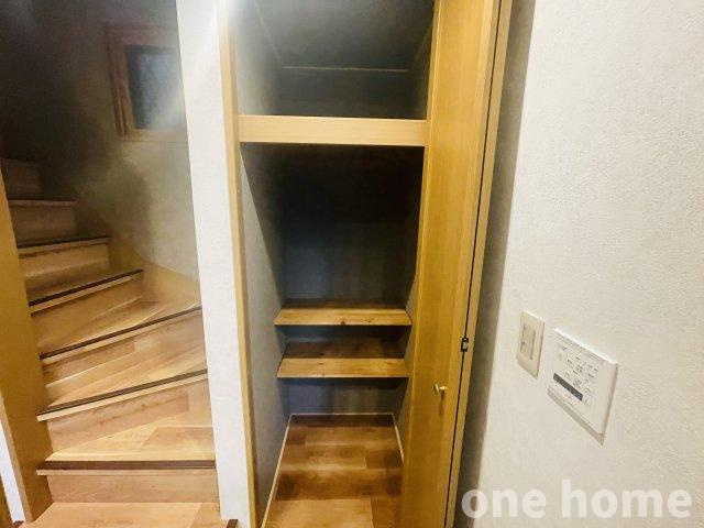 野中南2丁目中古戸建の収納|◆1階には廊下収納があり、掃除機など生活感の出やすい物を収納するのに重宝します！
◆【即日内覧会開催中】ご自宅や最寄り駅などで送迎が可能です。ご希望をお申し付けください！