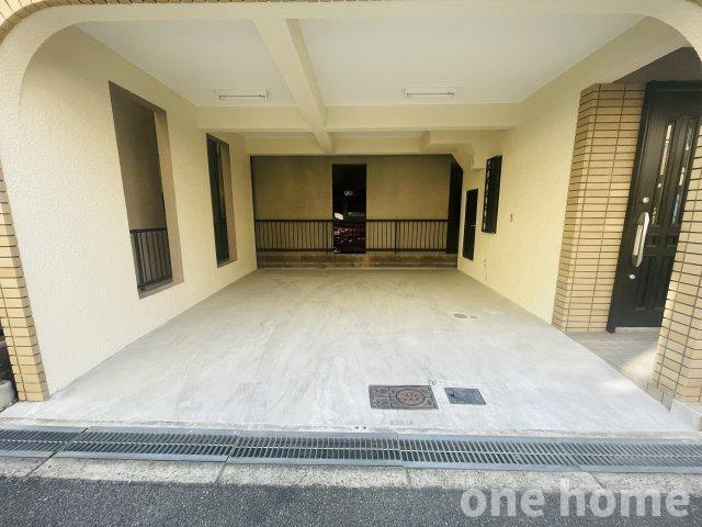 野中南2丁目中古戸建の駐車場|◆2台分のカースペースがございます！（サイズ要確認）
◆交通量が少なめで、車庫入れも楽ちんです！